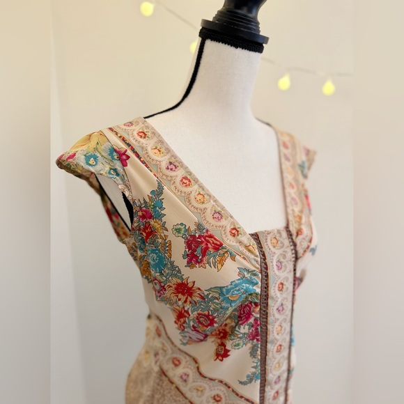 Elegant Silk Floral Blouse - Picture 2 of 4